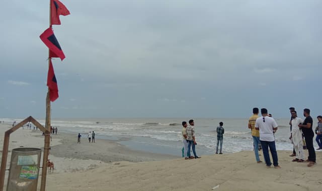 পায়রায় ৮ নম্বর সতর্ক সংকেত, উত্তাল সমুদ্র, সরিয়ে নেয়া হয়েছে পর্যটকদের