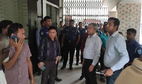 সেবা না পেয়ে ডিসি অফিসের হেল্পডেস্ক ভাঙচুর করলেন বৃদ্ধ!