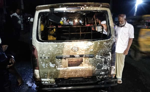 বরিশালে বরযাত্রীবাহী মাইক্রোবাসে আগুন, নামাজে থাকায় রক্ষা