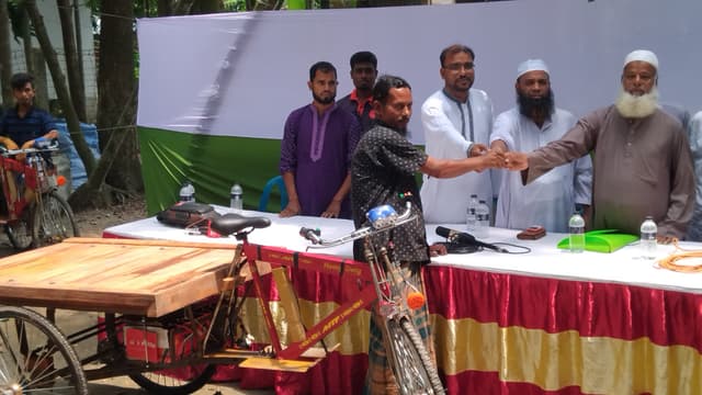 হিজলায় শিল্পপতি ফারুক এর পক্ষথেকে অর্ধশত ভ্যান বিতরণ