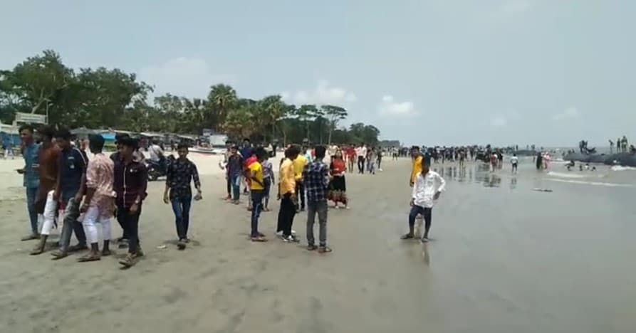 লকডাউনে কুয়াকাটা সৈকতে পর্যটকদের ভিড়