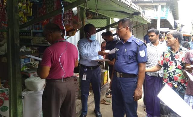 দৌলতদিয়ায় বেশি দামে তেল বিক্রি করায় ৪ দোকানে জরিমানা