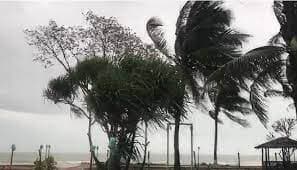 ঘূর্ণিঝড় মোখার অগ্রভাগ উপকূল অতিক্রম শুরু করেছে