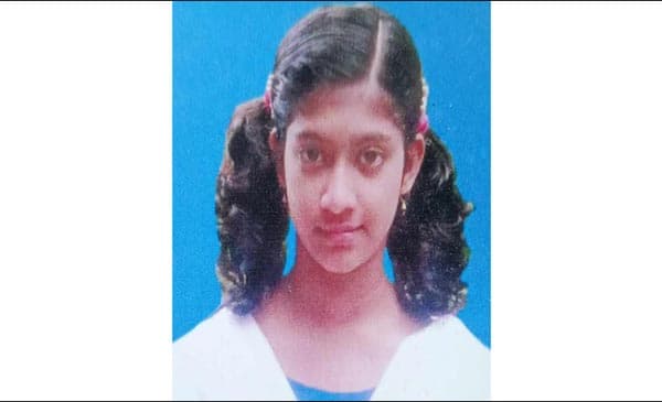 অর্থাভাবে ভালো কলেজে ভর্তি অনিশ্চিত পত্রিকা বিক্রেতার কণ্যা সিনথিয়ার