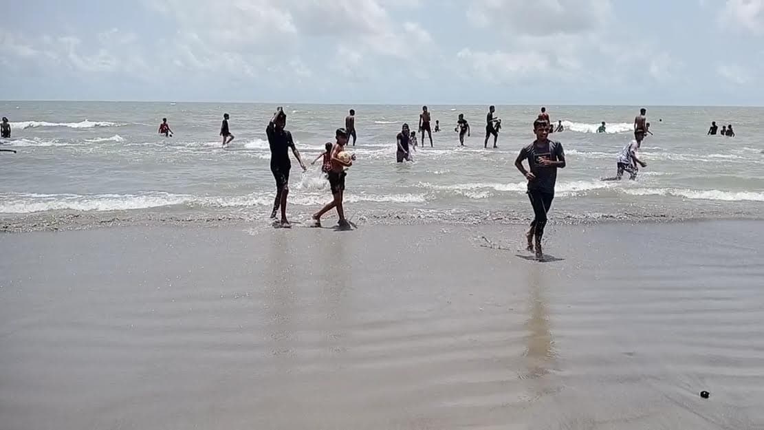 ঈদে কুয়াকাটার সৈকতে পর্যটকের ভীড়
