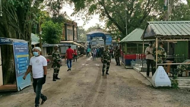 অস্থায়ী শেড নির্মাণে বিএসএফ এর বাঁধা; আমদানি রপ্তানি বন্ধ