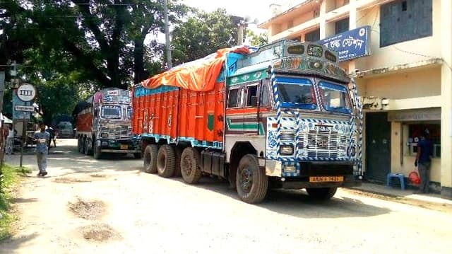 হিলি স্থলবন্দরে আমদানি রফতানি শুরু