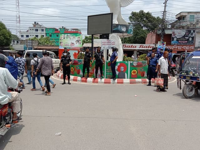 ঝিনাইদহে মেয়র প্রার্থীর ব্যবসা প্রতিষ্ঠানে হামলার প্রতিবাদে শান্তি মিছিল