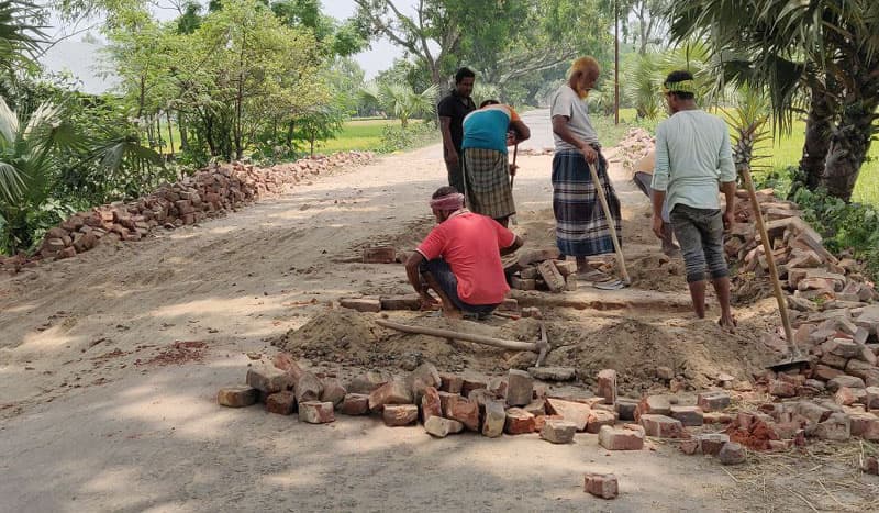 হিলি-ঘোড়াঘাট সড়কের সংস্কার কাজ শুরু