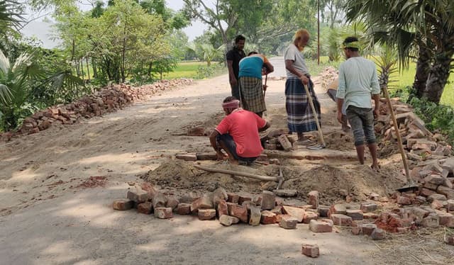 হিলি-ঘোড়াঘাট সড়কের সংস্কার কাজ শুরু
