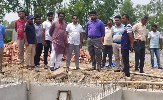 হিলিতে বর্জ্য থেকে জৈব সার তৈরি কারখানা পরিদর্শনে মেয়র চলন্ত