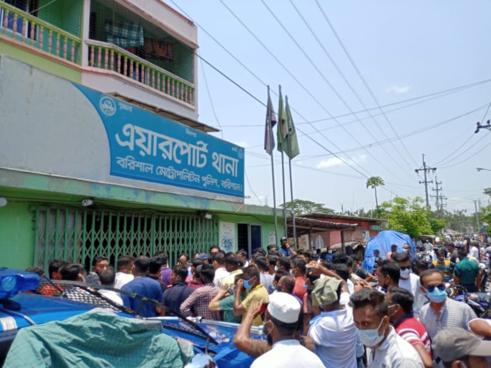 বরিশালে গ্রেফতার আ.লীগ নেতাকে ছাড়াতে থানা ঘেরাও