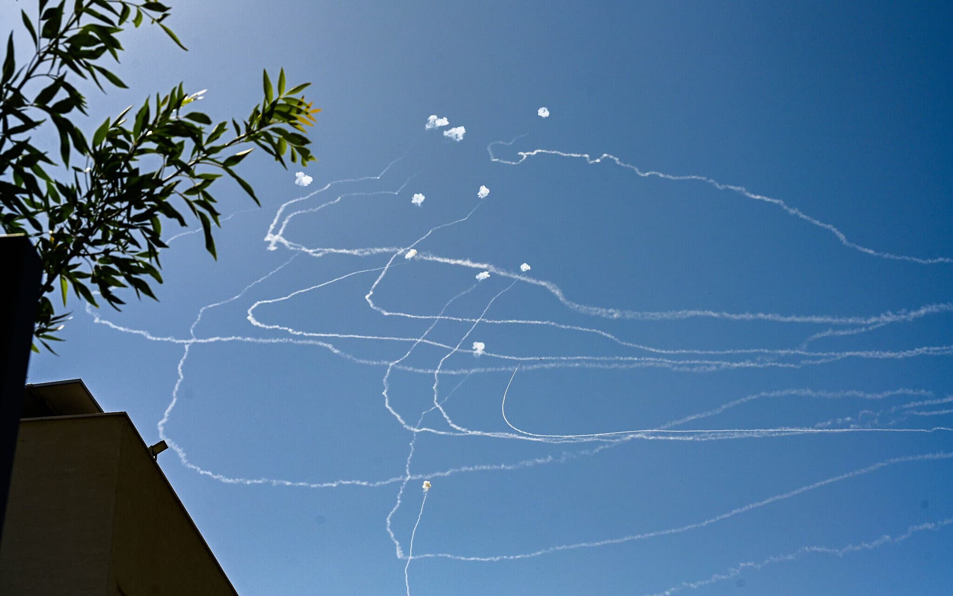 ইসরায়েলকে লক্ষ্য করে ৭৫ রকেট ছুড়ল হিজবুল্লাহ