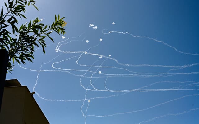 ইসরায়েলকে লক্ষ্য করে ৭৫ রকেট ছুড়ল হিজবুল্লাহ