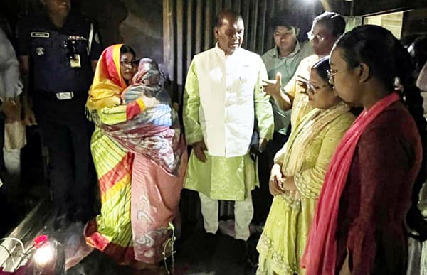 সাংবাদিক জীবন কৃষ্ণ মন্ডল'র পরিবারের পাশে দাঁড়ালেন প্রতিমন্ত্রী