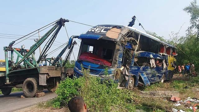 বাস নিয়ন্ত্রণ হারিয়ে খাদে, নিহত ৫