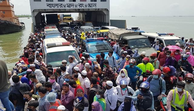 দৌলতদিয়ায় ঢাকা ফেরত যাত্রীদের উপচেপড়া ভিড়