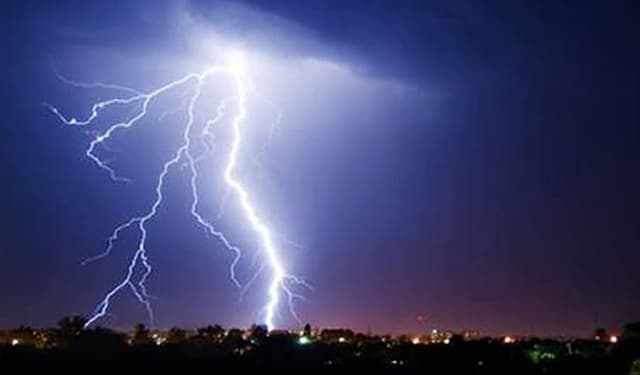 বজ্রপাতে একই পরিবারের ২ জনসহ নিহত ৩