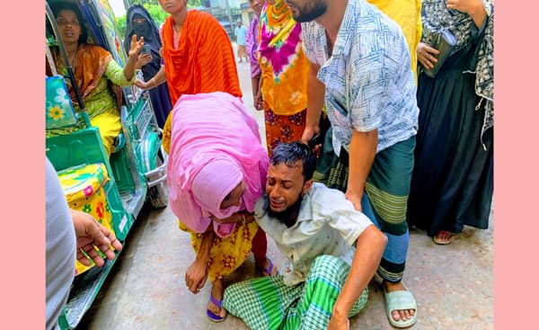 বেপরোয়া ট্রাক্টর কেড়ে নিল শিশুর প্রাণ, বাবা-মায়ের বুকফাটা আর্তনাদ