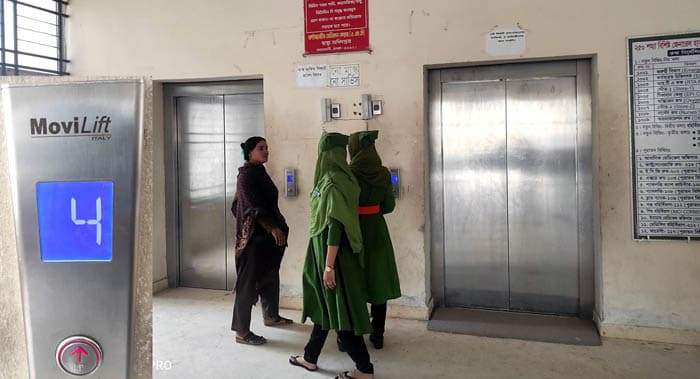 ঝিনাইদহ জেনারেল হাসপাতালের লিফট চালায় সিকিউরিটি গার্ড!