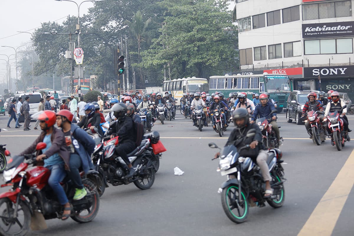 মহাসড়কে ঝুঁকির আরেক নাম মোটরসাইকেল!