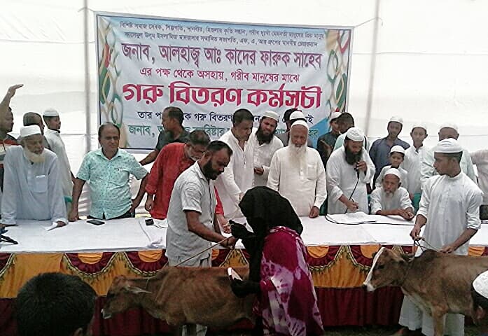 হিজলায় শিল্পপতি কাদের ফারুকের পক্ষথেকে ৫০টি পরিবারের মধ্যে গরু বিতরণ