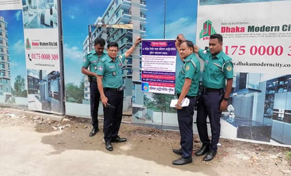 বরিশালে নির্মাণাধীন বাড়িতে চাঁদাবাজি বন্ধে ফেস্টুন সাটালো পুলিশ