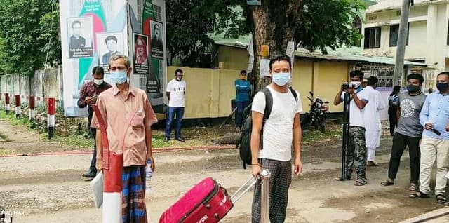 হিলি স্থলবন্দর হয়ে দেশে ফিরলেন আরও ২১ বাংলাদেশি