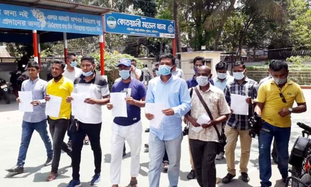 সেচ্ছায় আত্মসমর্পণ করতে থানায় হাজির বরিশালের গণমাধ্যমকর্মীরা