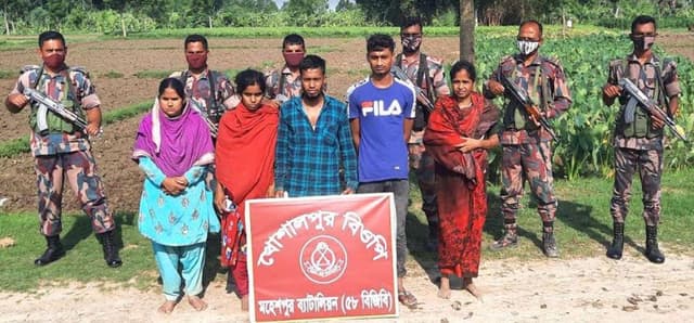 ভারতে প্রবেশের সময় মহেশপুর সীমান্ত থেকে ৯ জন আটক