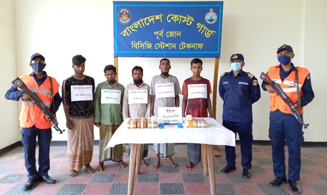 টেকনাফে ৫৬ হাজার পিস ইয়াবা জব্দ, আটক ৫