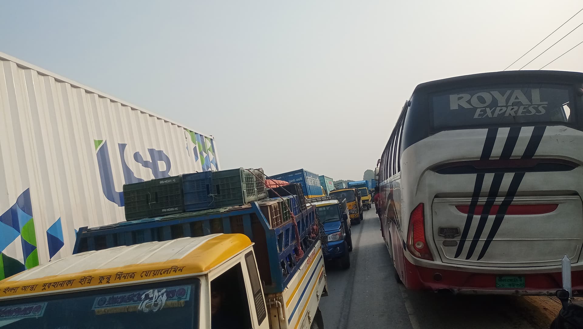 পদ্মায় পানি বাড়ায় ডুবে গেছে পটুন, মহাসড়কে যানবাহনের দীর্ঘ সিরিয়াল