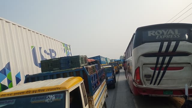 পদ্মায় পানি বাড়ায় ডুবে গেছে পটুন, মহাসড়কে যানবাহনের দীর্ঘ সিরিয়াল