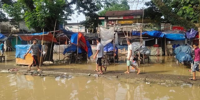 সিলেটে পানি কমলেও দুর্ভোগ বেড়েছে নগরবাসীর