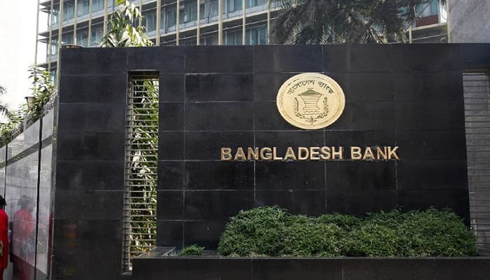 ডলারের দামে লাগাম টানতে তদারকির আহ্বান