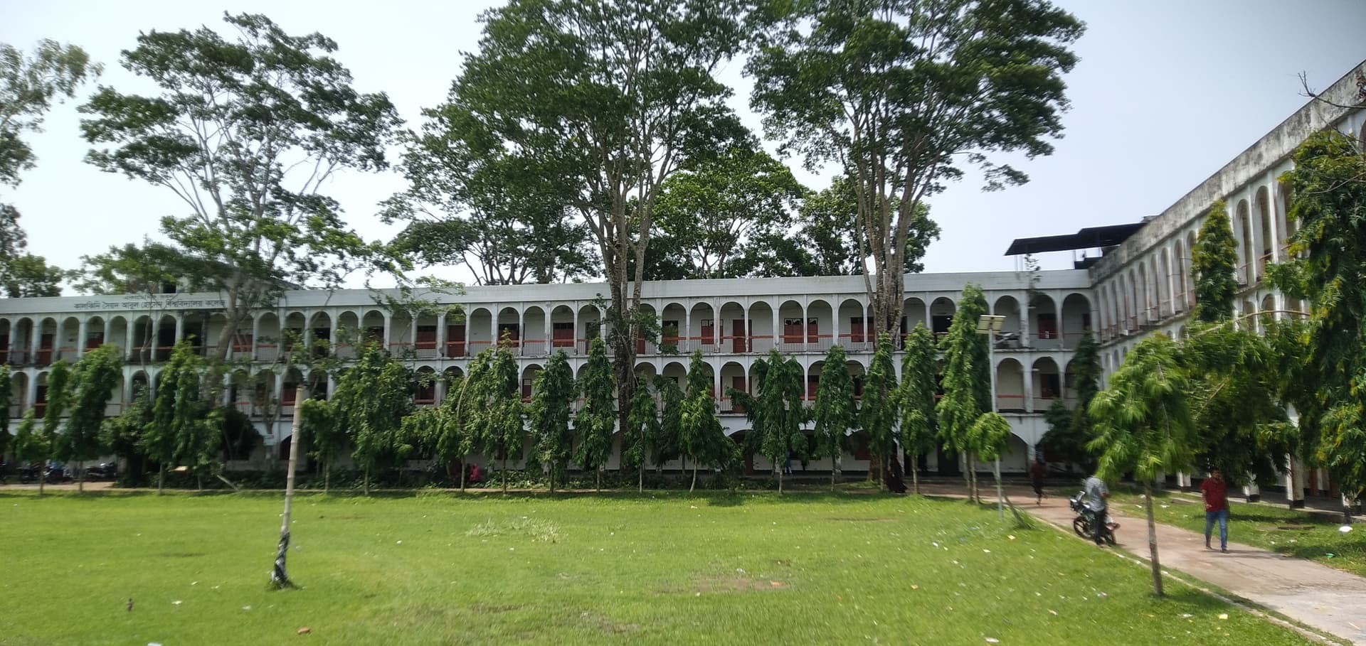 কালকিনি কলেজে ঝুঁকিপূর্ণ ভবনে পাঠদান, আতঙ্কে শিক্ষক-শিক্ষার্থীরা