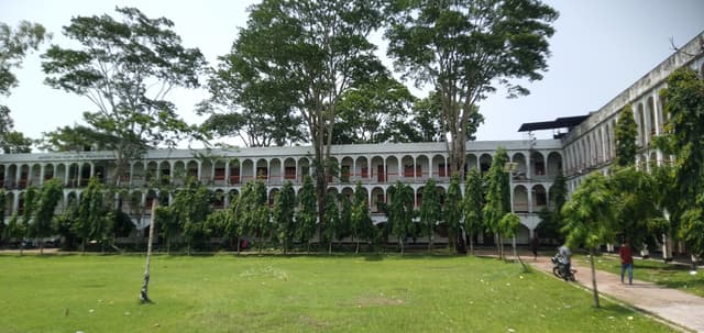 কালকিনি কলেজে ঝুঁকিপূর্ণ ভবনে পাঠদান, আতঙ্কে শিক্ষক-শিক্ষার্থীরা