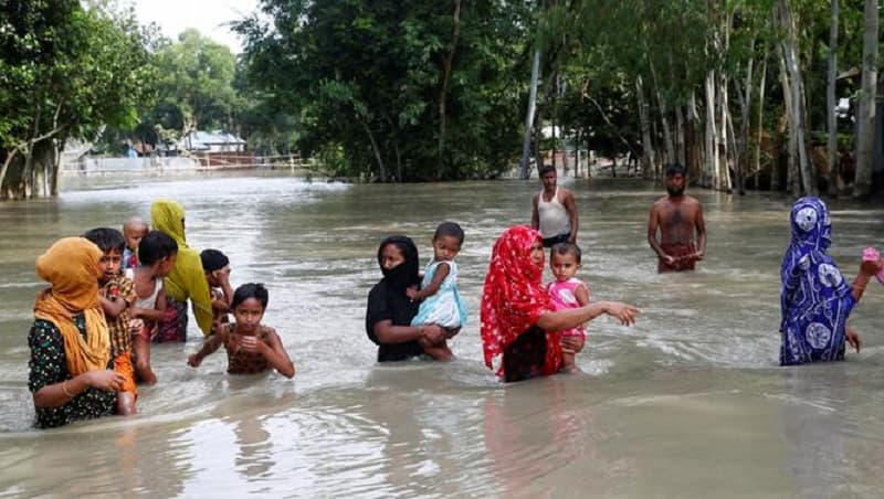 বন্যার পানিতে দুর্ভোগে চার লাখের বেশি মানুষ