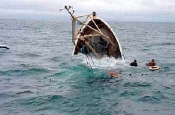 ঝড়ের কবলে পড়ে ৮ জেলেসহ ট্রলারডুবি
