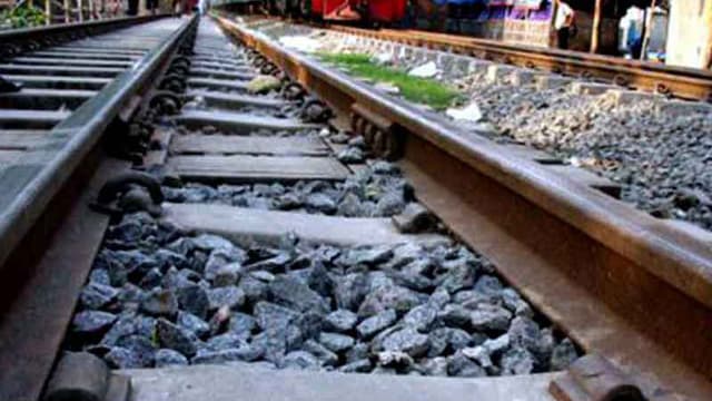 গাজীপুরে পিকআপ ভ্যানে ট্রেনের ধাক্কা, নিহত ৩