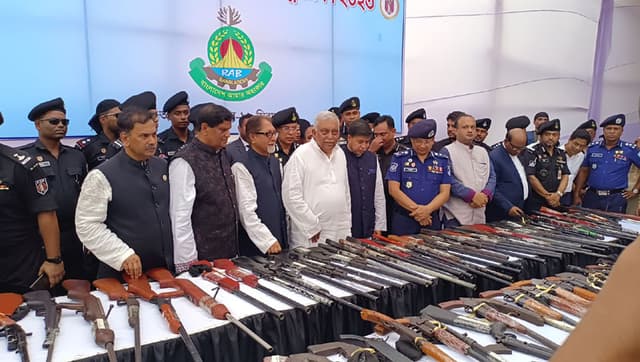 স্বরাষ্ট্রমন্ত্রীর কাছে ৩১৫ চরমপন্থীর আত্মসমর্পণ