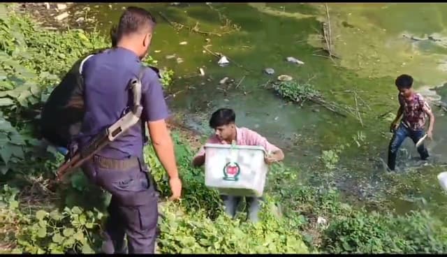 ব্যালট বাক্স ছিনতাই, পুকুর থেকে উদ্ধার করল পুলিশ