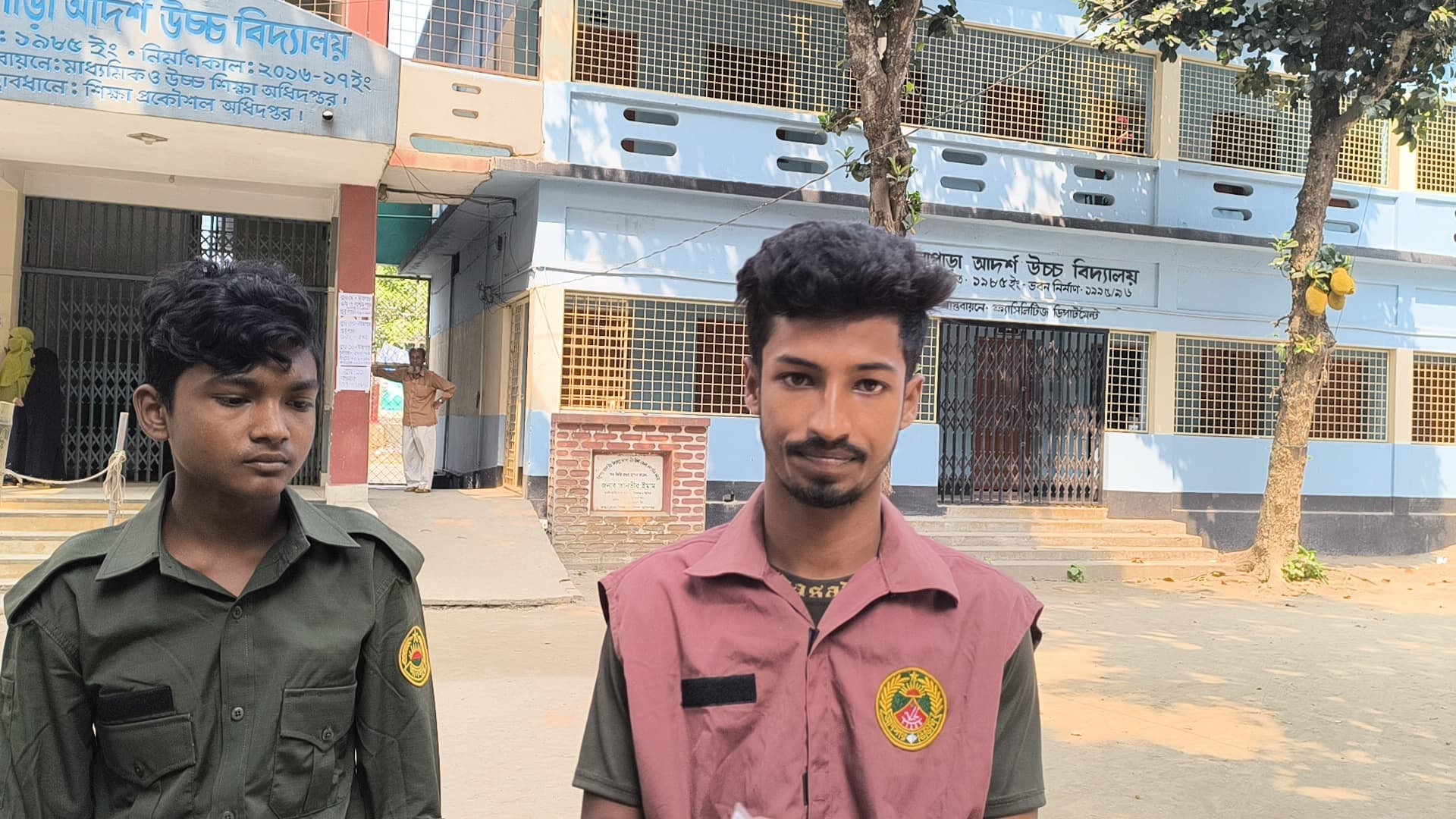 ভোটকেন্দ্রে  আনসারের দায়িত্বে ৮ম শ্রেণির ছাত্র