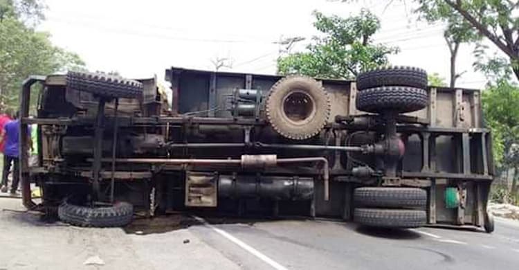 সীতাকুণ্ডে ট্রাক উল্টে নিহত ২