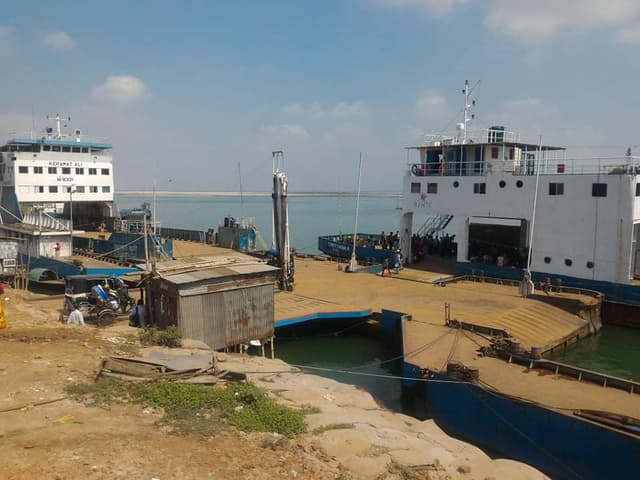 যাত্রী-যানবাহনের চাপ নেই দৌলতদিয়া ঘাটে