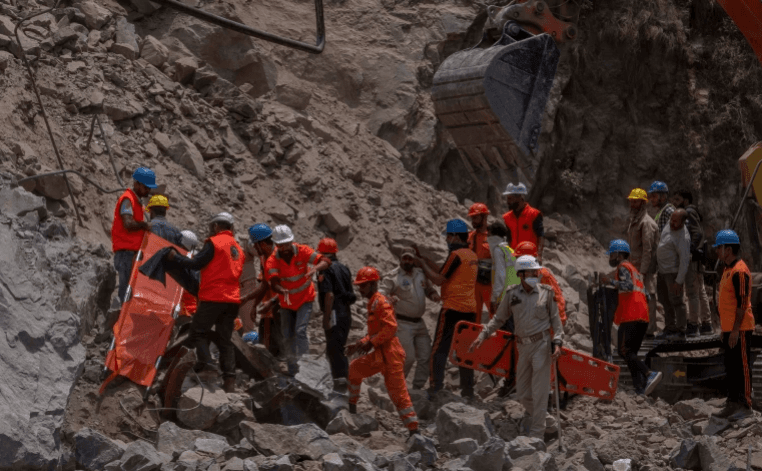 কাশ্মিরে সুড়ঙ্গ ধসে নিহত বেড়ে ১০