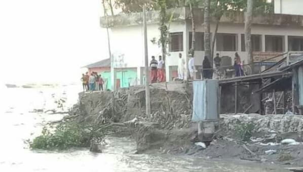 হিজলায় নদীগর্ভে বিলীন হচ্ছে শিক্ষা প্রতিষ্ঠান