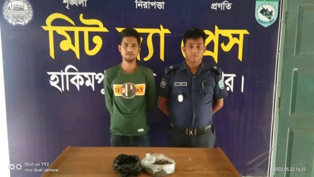 হিলিতে গাঁজাসহ কারবারী গ্রেফতার