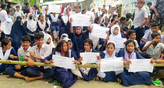 লালপুরে স্কুলের সভাপতির অপসারণ দাবিতে শিক্ষার্থীদের বিক্ষোভ