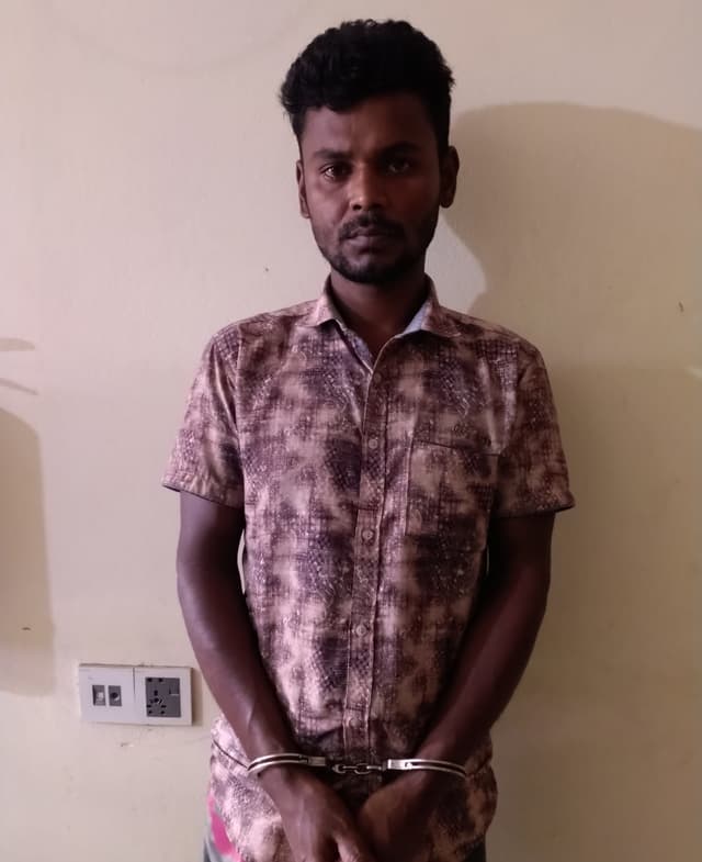 দুই কেজি গাঁজাসহ ব্যবসায়ী গ্রেপ্তার